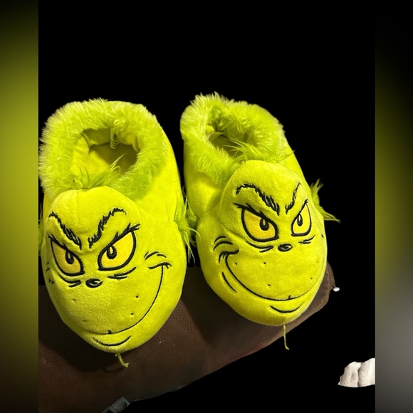 2023 Universal Studios Dr. Seuss The Grinch Slippers - Adult S (7-8) - Picture 1 of 3
